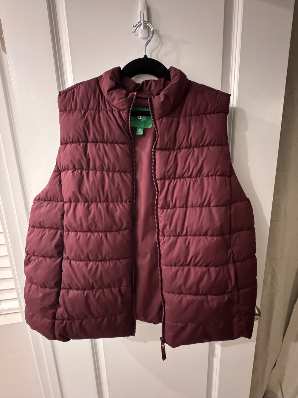 DIP Puffer Vest in Wine
